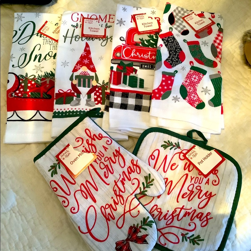 “New”Bundle of Holiday Style Dish towels and oven mitts